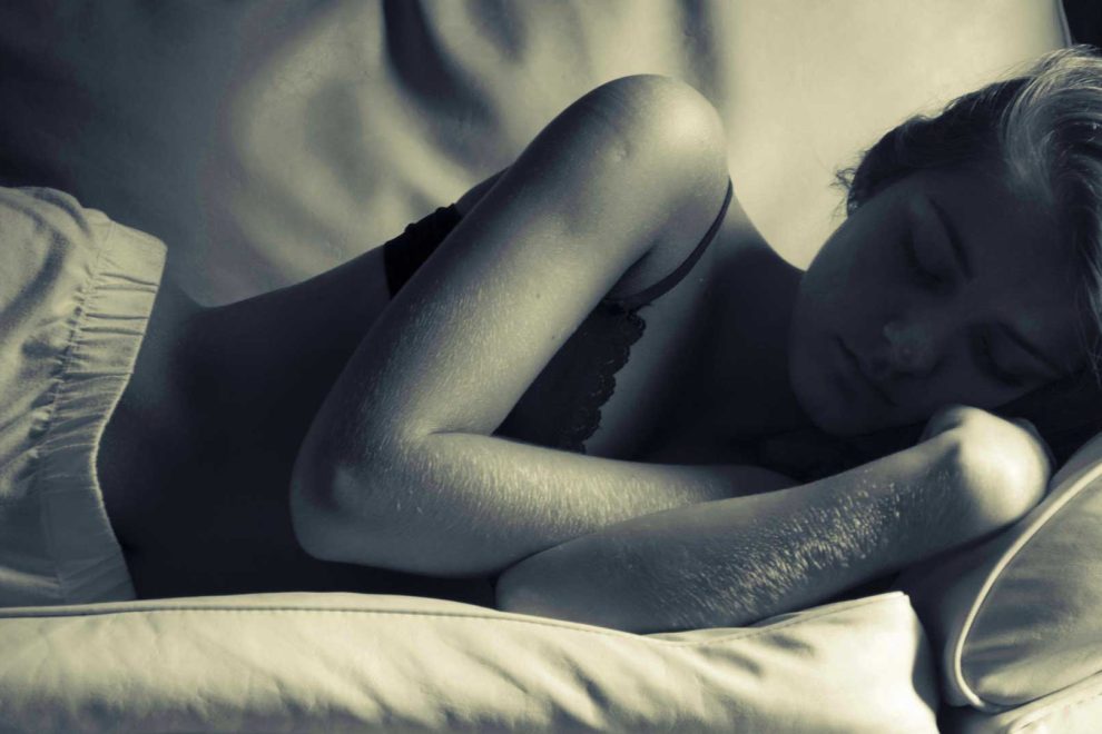 Illusztráció: alvászavar kezelése (a képen egy alvó lány látható)